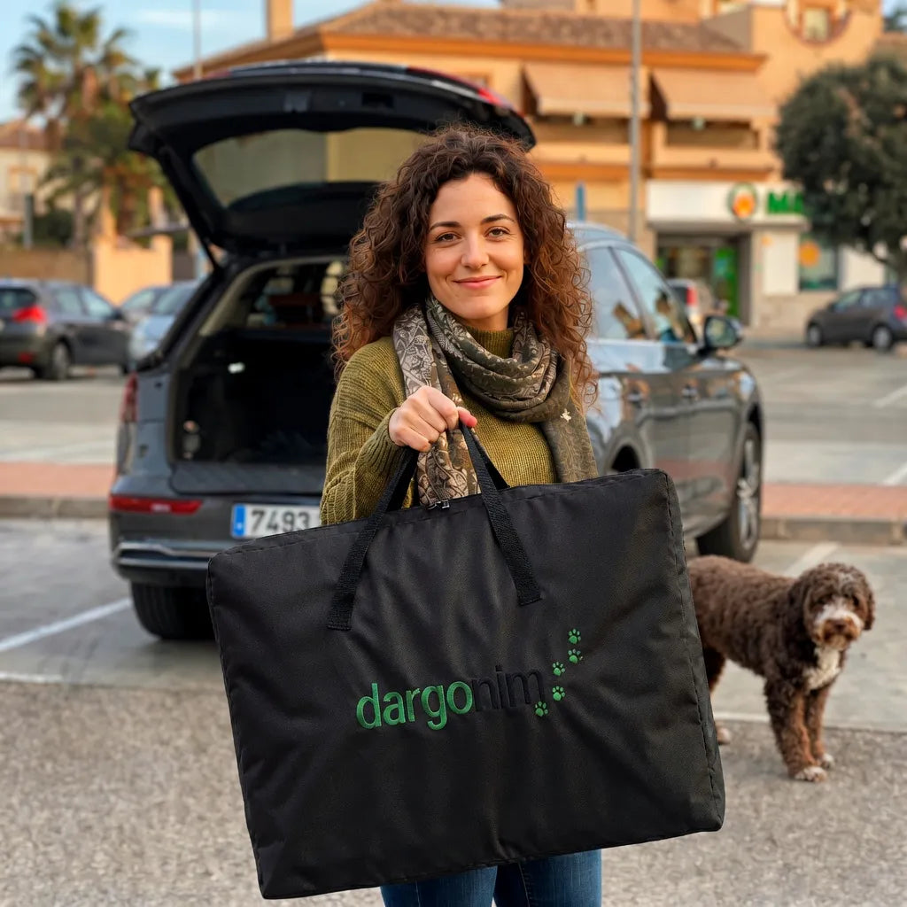 Funda protectora de coche para perro instalada en el asiento trasero