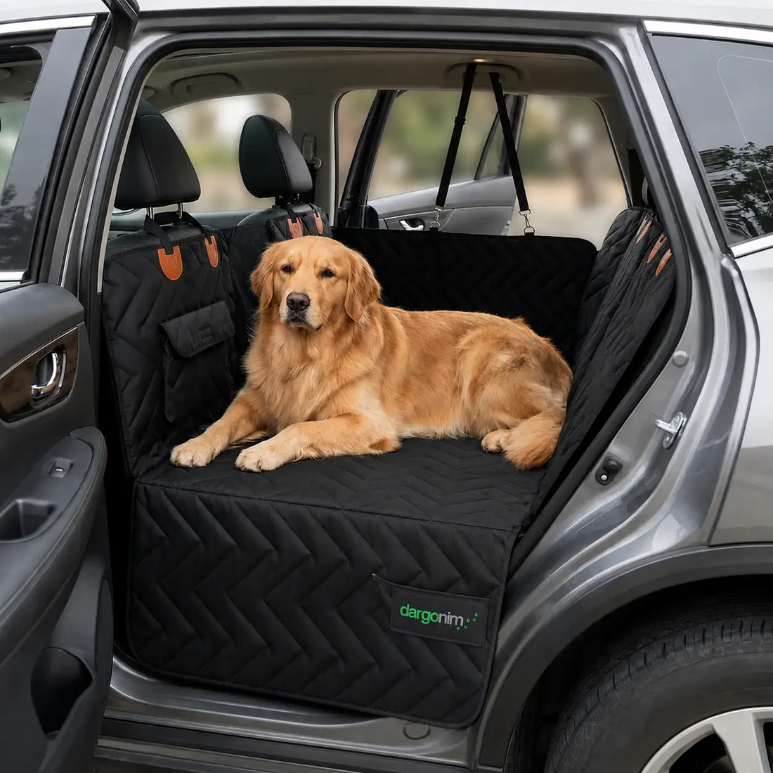 Golden retriever tumbado en la zona de carga de un SUV sobre una funda protectora